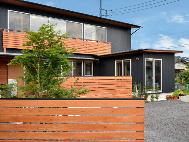 広い芝生のある平屋の家